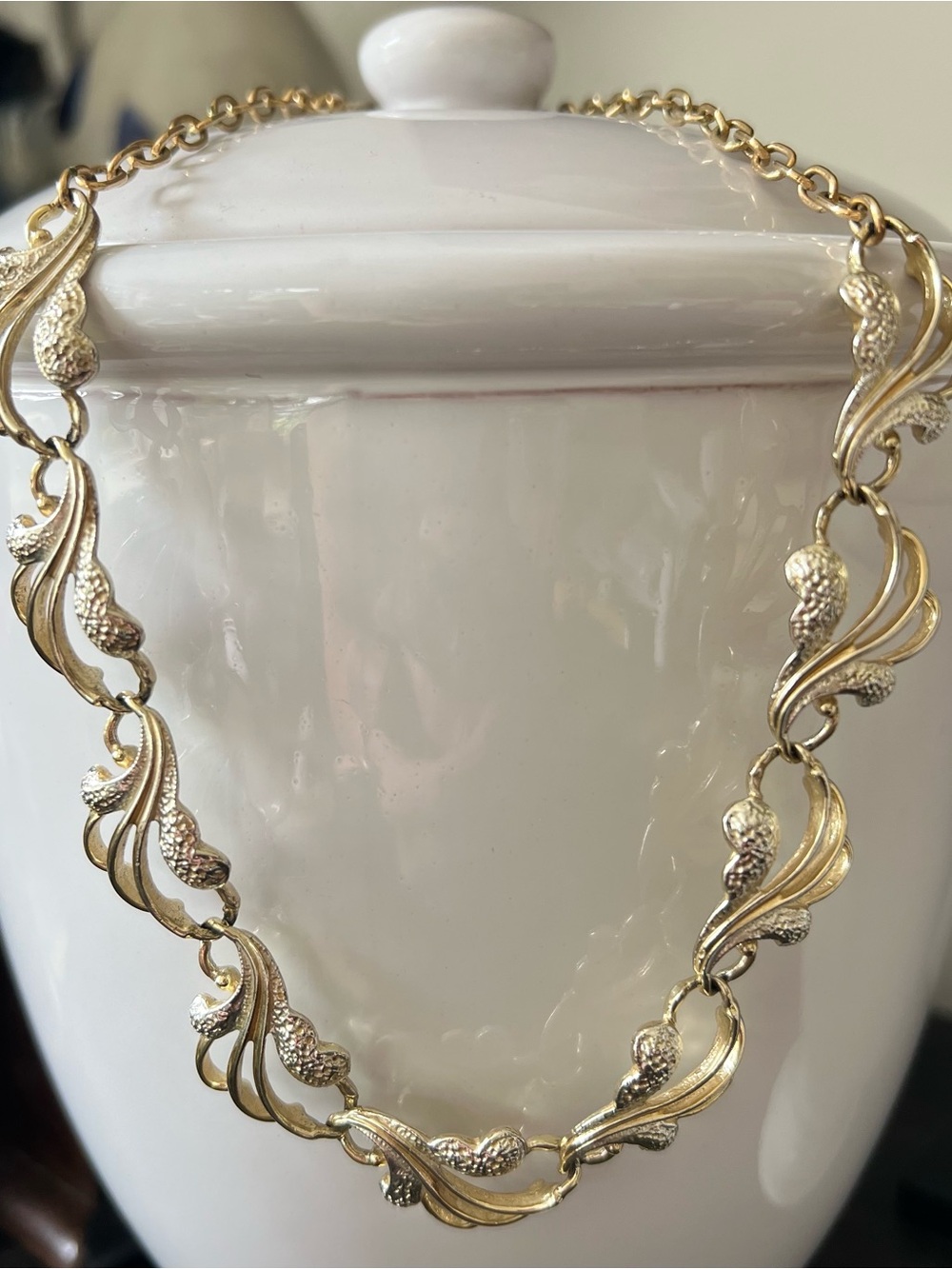 Vintage 1960s Sarah Coventry Frosted Feathers Choker Necklace Gold Tone